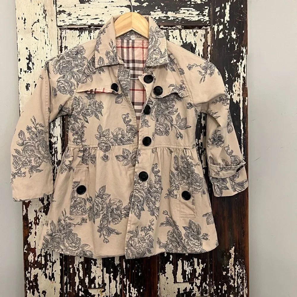 Little girl beautiful floral short trench jacket w plaid lining.